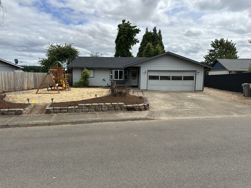 Foto principal - 389 NE Evergreen Ct
