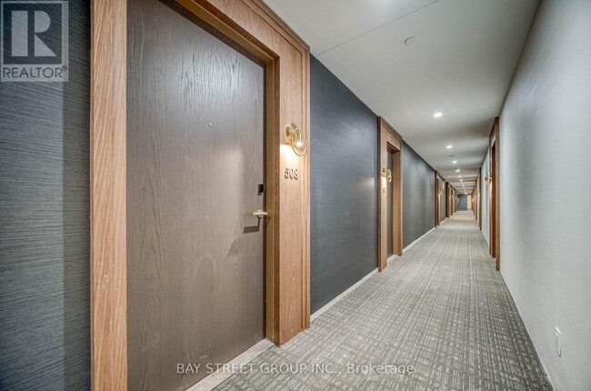 Building Photo - 6 Greenbriar Rd