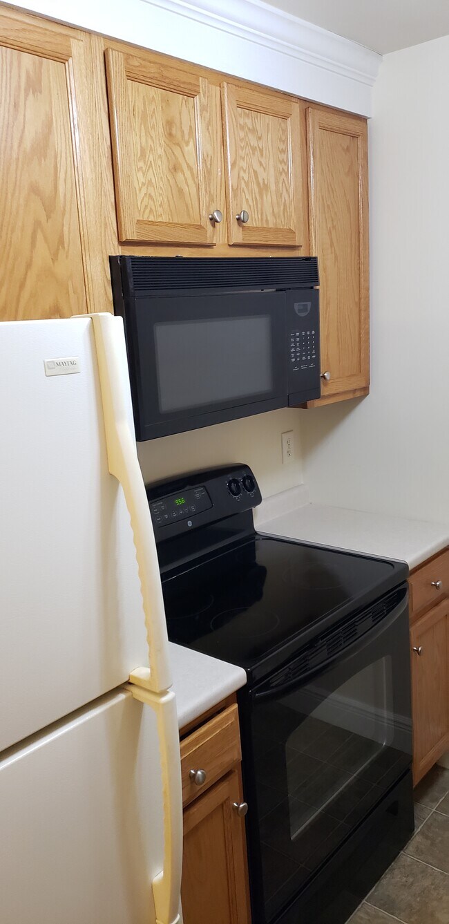 galley kitchen - 2488 Boston Post Rd