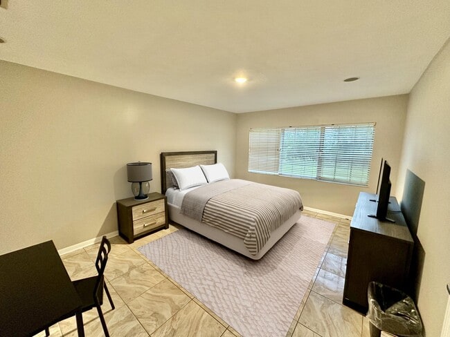 Building Photo - 4406 Tarpon Dr