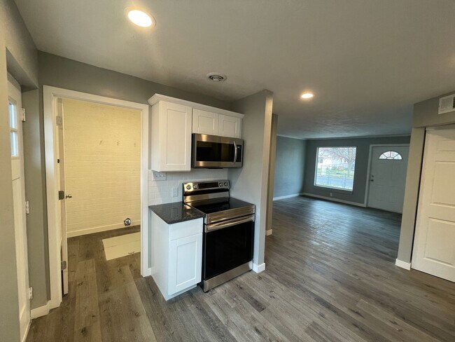Foto del edificio - Charming 3 Bed/1 Bath Home!