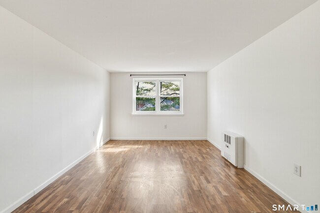 Foto del edificio - 889 Farmington Ave