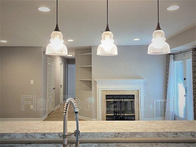 Foto del edificio - 9601 Lake Point Ct