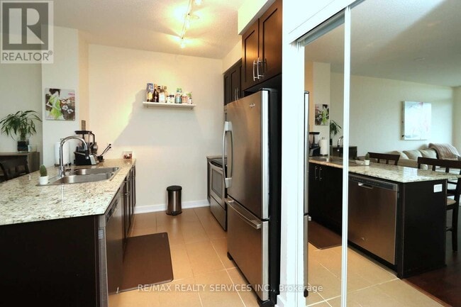Photo du bâtiment - 4070-4070 Confederation Pkwy