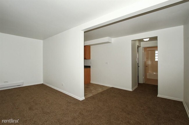 Building Photo - 3 br, 1 bath Apartment - 8349 S Drexel Ave