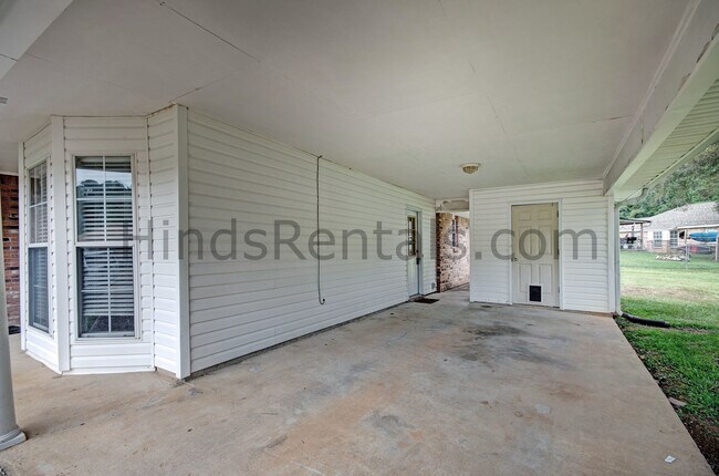 Building Photo - 1102 Cabbott Ln