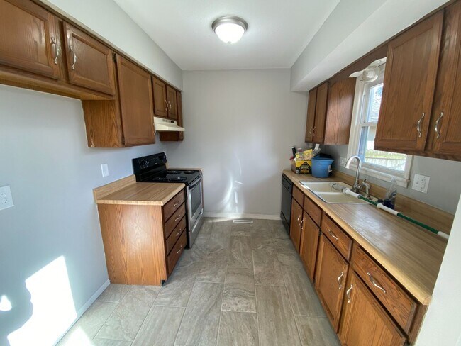 Building Photo - 3 bedroom 2 bath 2 car garage home for rent