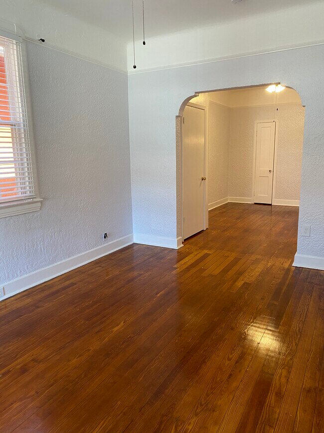 Living room - 5267 Tchoupitoulas St