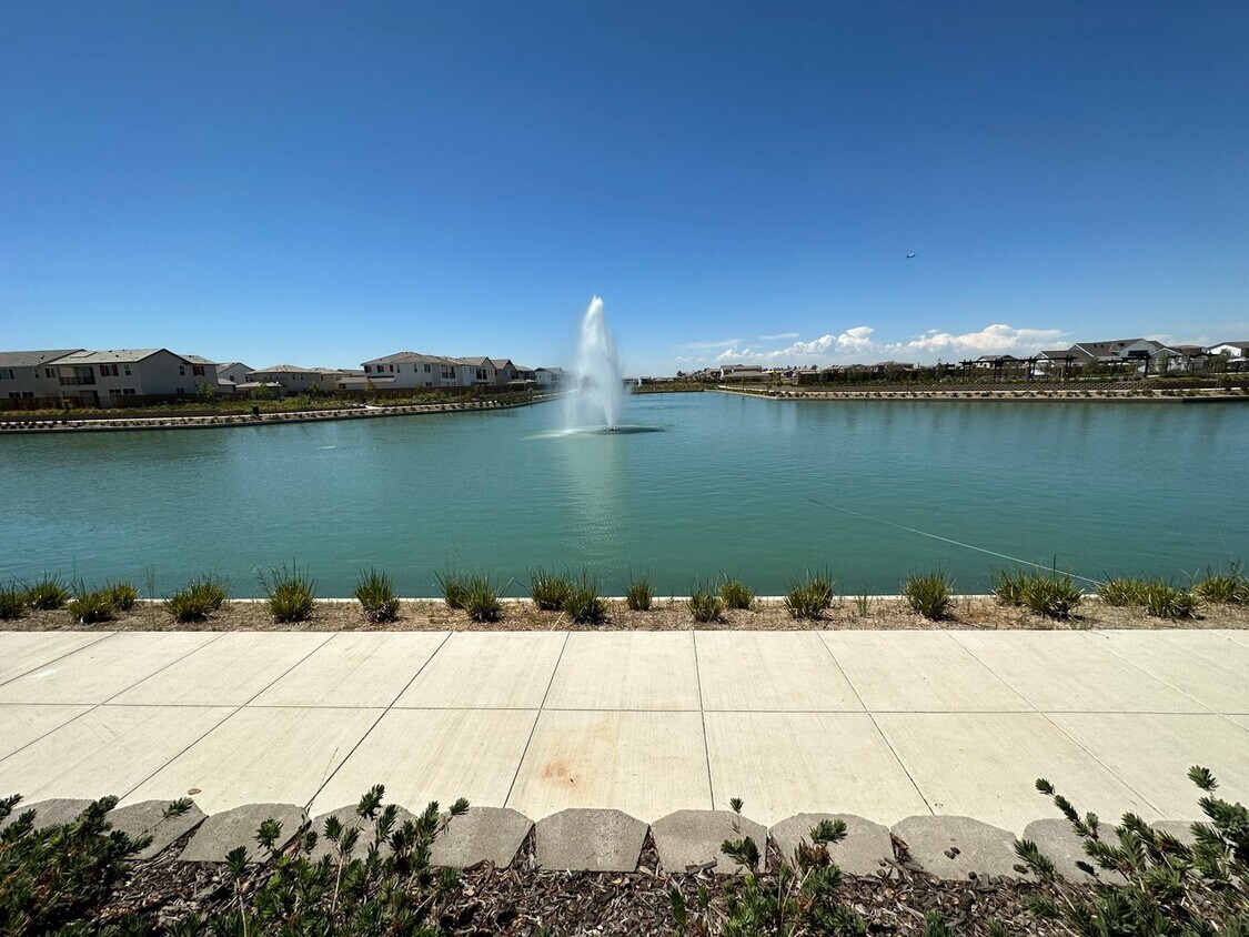 Foto principal - Gorgeous lakeview model home