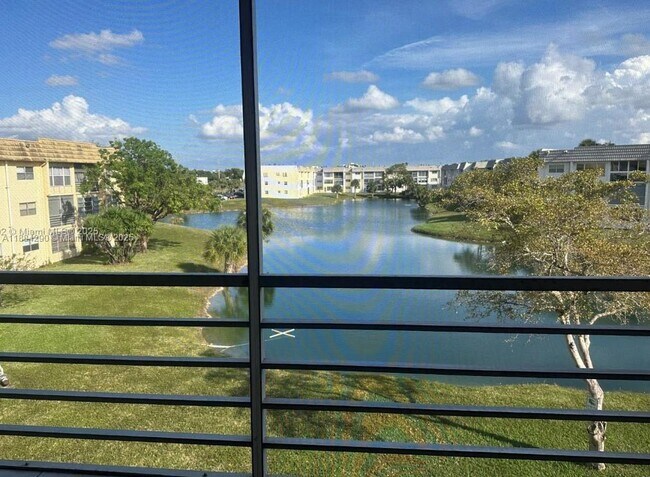 Foto del edificio - 8400 Sunrise Lakes Blvd