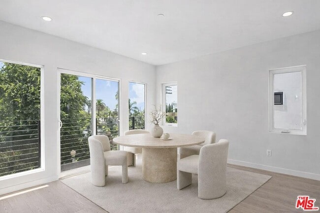 Foto del edificio - 2115 Beachwood Terrace