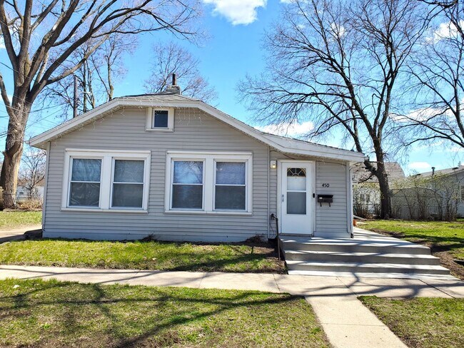 Building Photo - FOR RENT- beautifully renovated 2 bed sing...