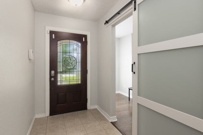 Building Photo - 2305 Meadow Green Dr