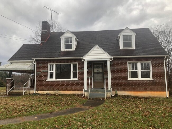 Beautiful house near Univeristy of Lynchburg! Four bedrooms, two bath! - Beautiful house near Univeristy of Lynchburg! Four bedrooms, two bath!