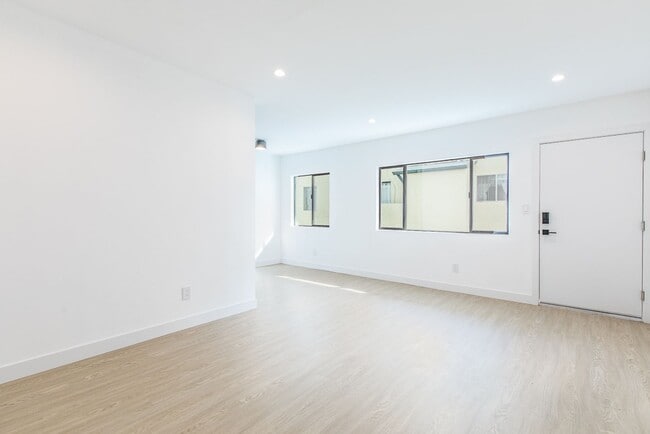 Interior Photo - 6133 Eleanor Ave