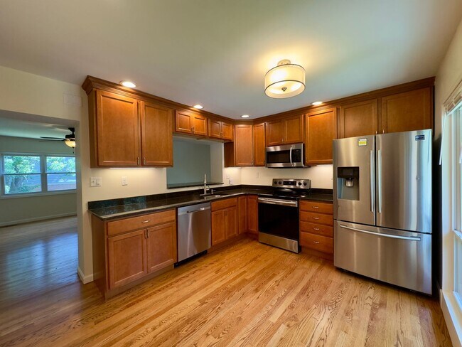 Building Photo - Charming 3 Bedroom/2 Bathroom Townhome in ...