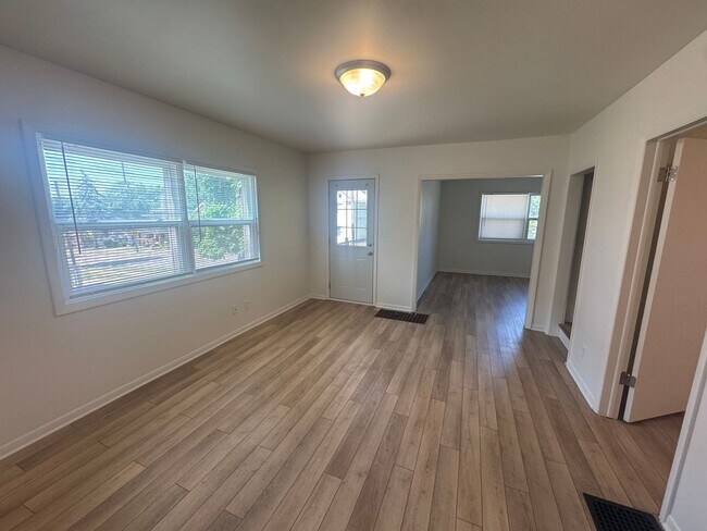 Foto del edificio - Updated 3 bedroom home on the NE side of G...