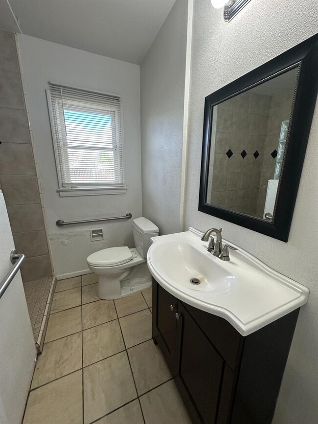 Building Photo - 626 W Vassar Ave