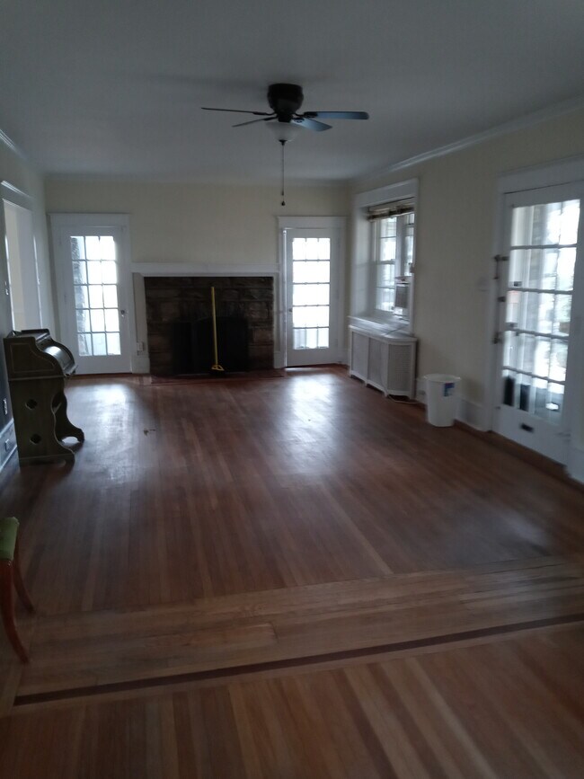 Foto del edificio - 6334 Newtown Ave
