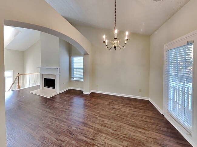 Building Photo - Charming 3 Bedroom 2.5 Bath Located in Riverdale!!