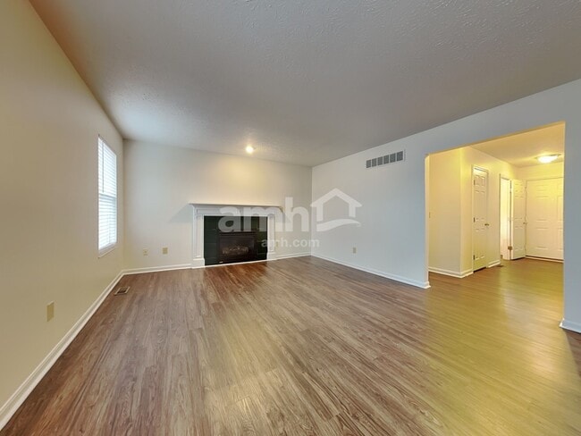 Foto del edificio - 6312 Satin Wood Dr