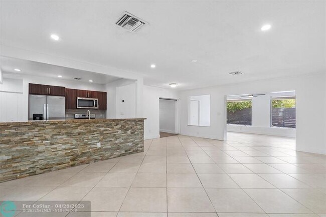 Foto del edificio - 4460 NE 13th Terrace