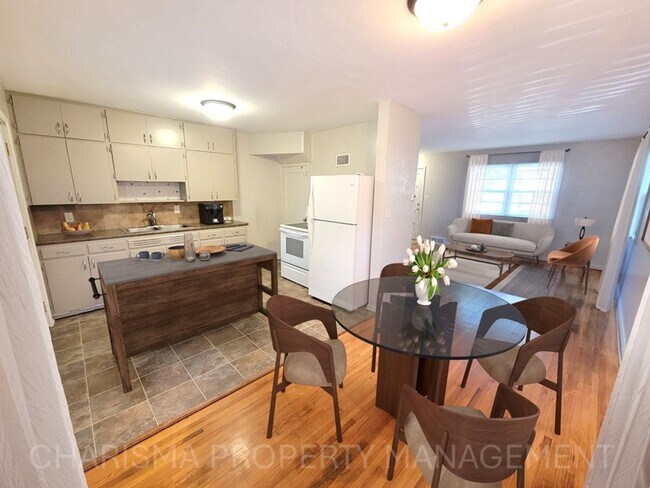 Foto del edificio - SPACIOUS TWO BEDROOM ONE BATH DUPLEX!! GRE...