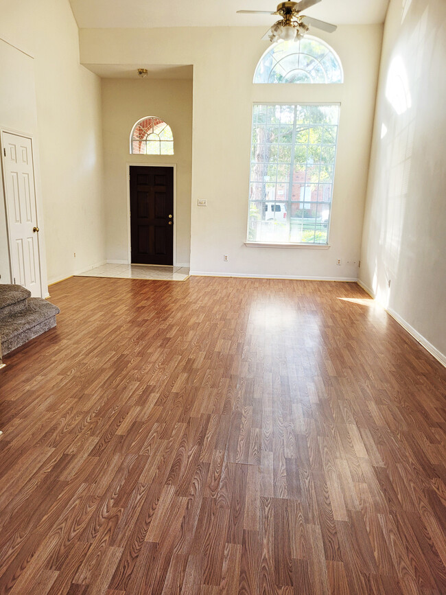 Living room with high ceiling - 12607 Alderwood Dr