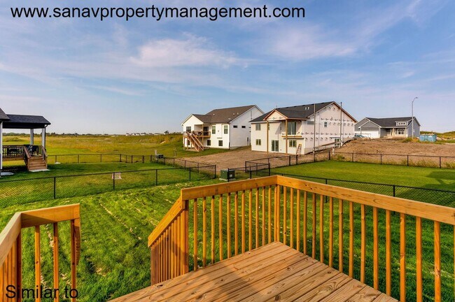 Foto del edificio - Prime Living: A Spacious Haven with Fenced Backyard in Ankeny