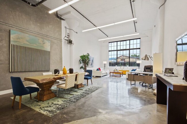 Building Photo - Spacious loft in historic building, laundr...