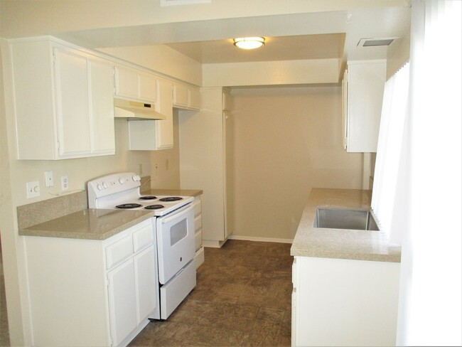 Building Photo - Spacious and Upgraded 2 Bedroom Condominiu...