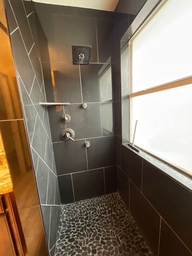 Foto del edificio - Beautiful Executive 3bd/2bath home in Joplin!