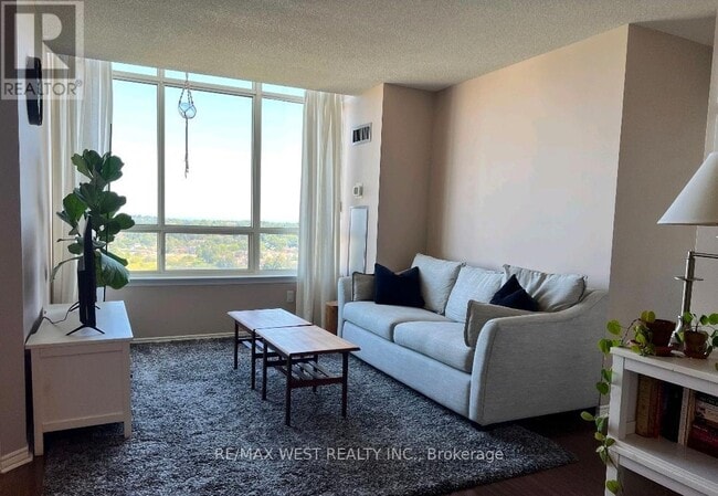 Building Photo - 5 Greystone Walk Dr