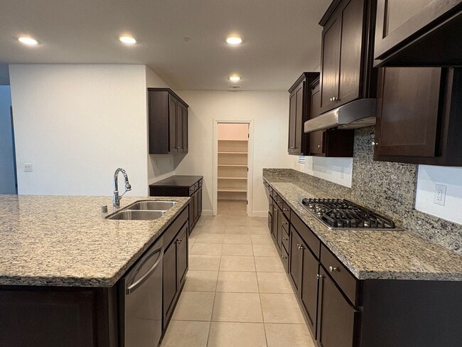 Building Photo - Large 5 bedroom home with loft.  Featuring 2 primary bedrooms