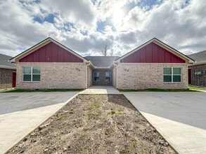 Building Photo - 106-106 Vitava Dr