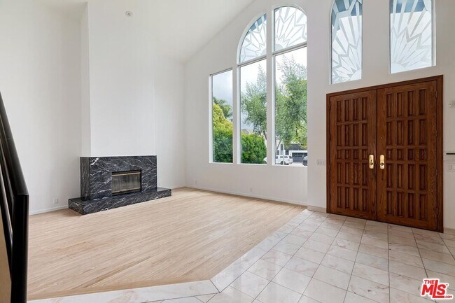 Building Photo - 207 N Maple Dr