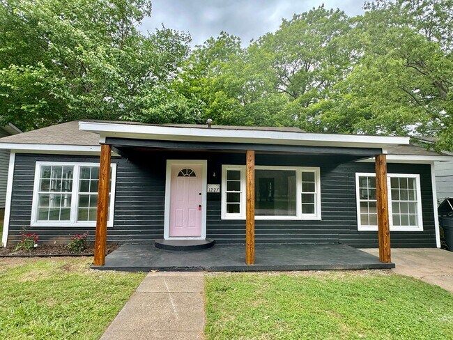Building Photo - Three Bedroom Home with Fenced Backyard
