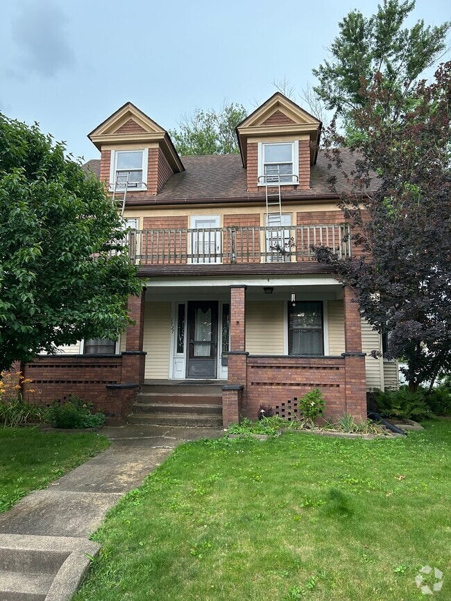 Building Photo - 1725 Woodland Ave NW