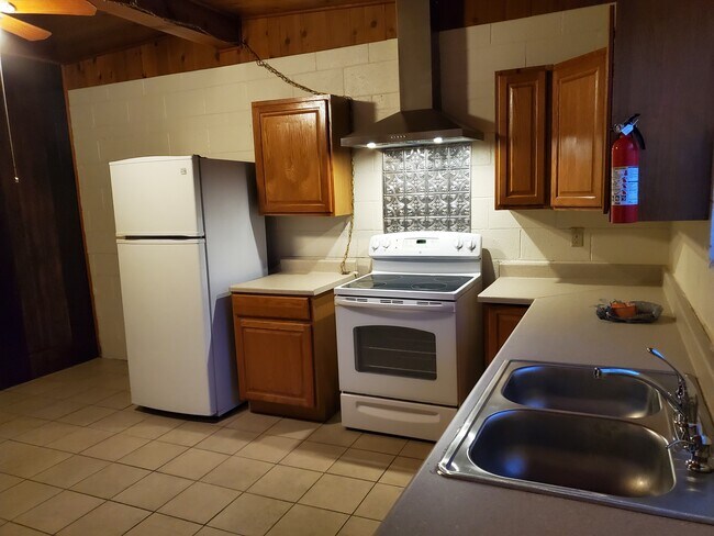 Kitchen - 1905 W 16th Plz