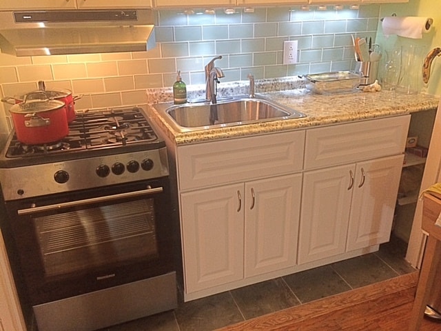 Kitchen area - 1420 York Ave