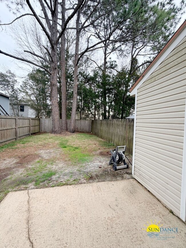 Building Photo - End-Unit Townhome located between Hurlburt Field and Eglin AFB w/ Fenced Yard!