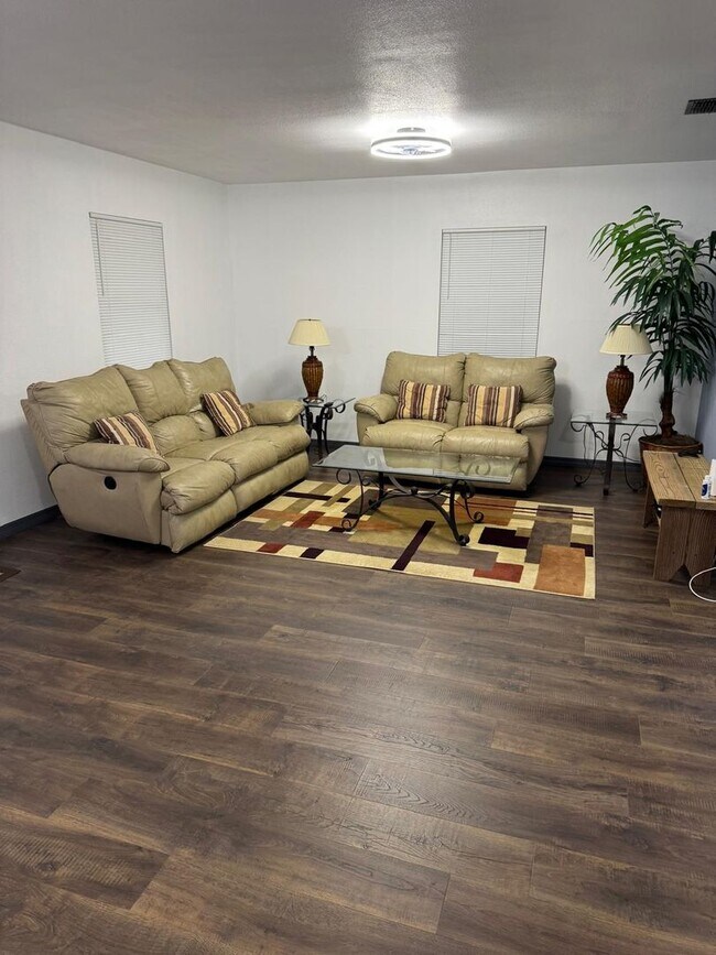 Foto del edificio - 1201 Crestwood Dr