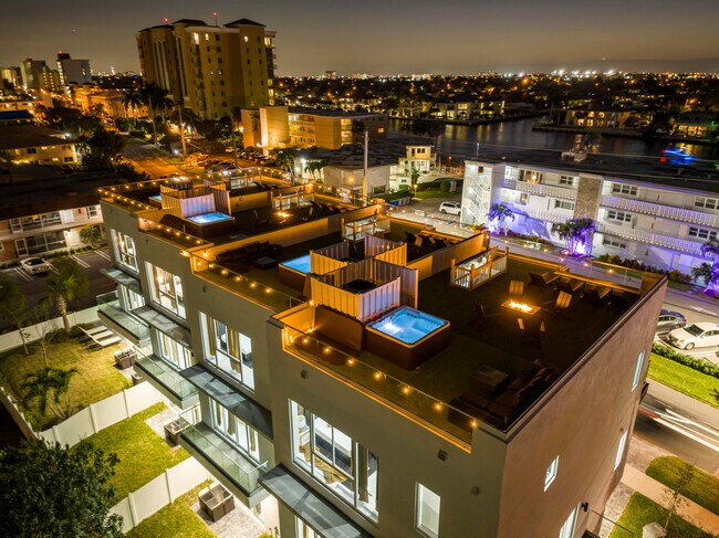 Foto del edificio - 1006 N Riverside Dr