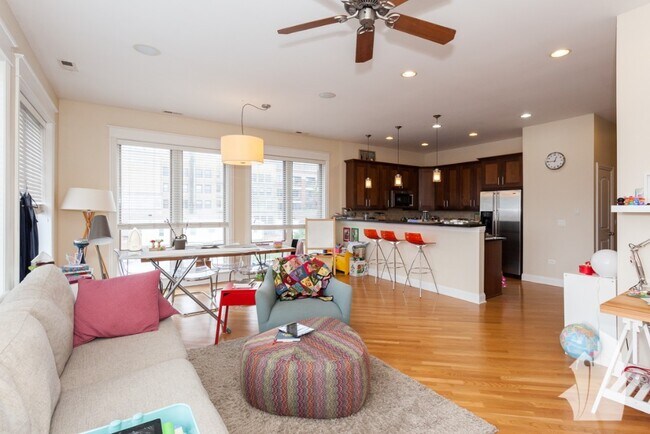 Foto del edificio - 1025 W Belmont Ave