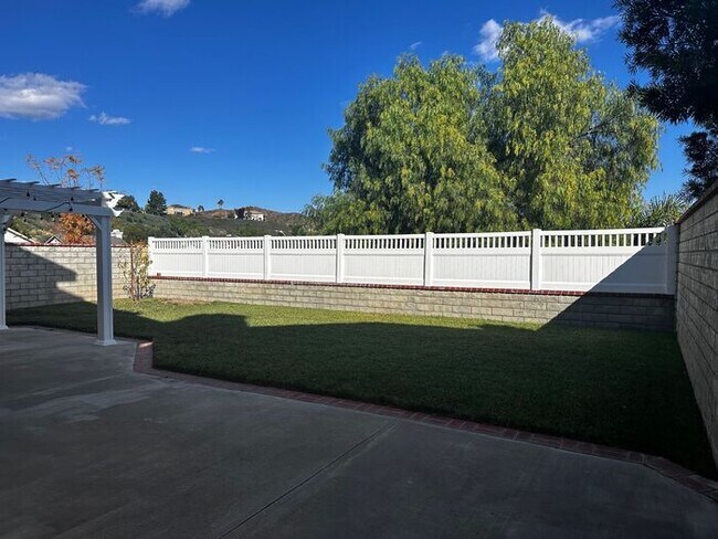 Building Photo - Welcome to this 3 bedroom plus a Bonus roo...