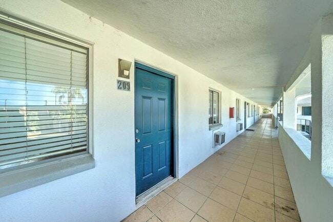 Foto del edificio - READY TO VIEW NOW!-FIRST MONTH RENT FREE-1...