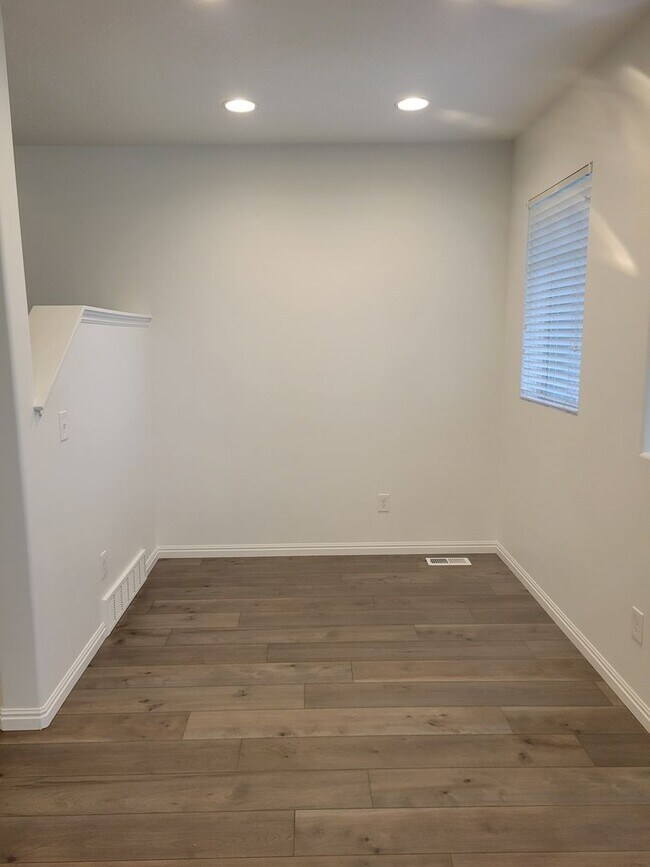 Building Photo - Absolutely GORGEOUS Townhouse!!!