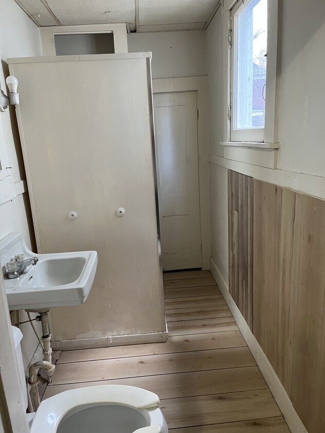 Bathroom - 522 W High St