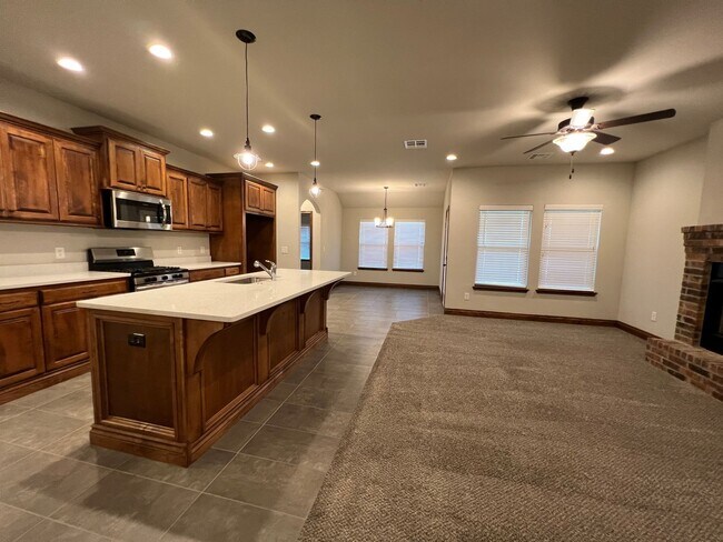 Building Photo - 4 Bed 2 Bath Home in Yukon - Must see! It ...
