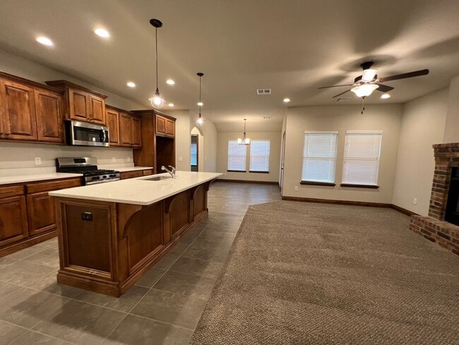 Foto del edificio - 4 Bed 2 Bath Home in Yukon - Must see! It ...